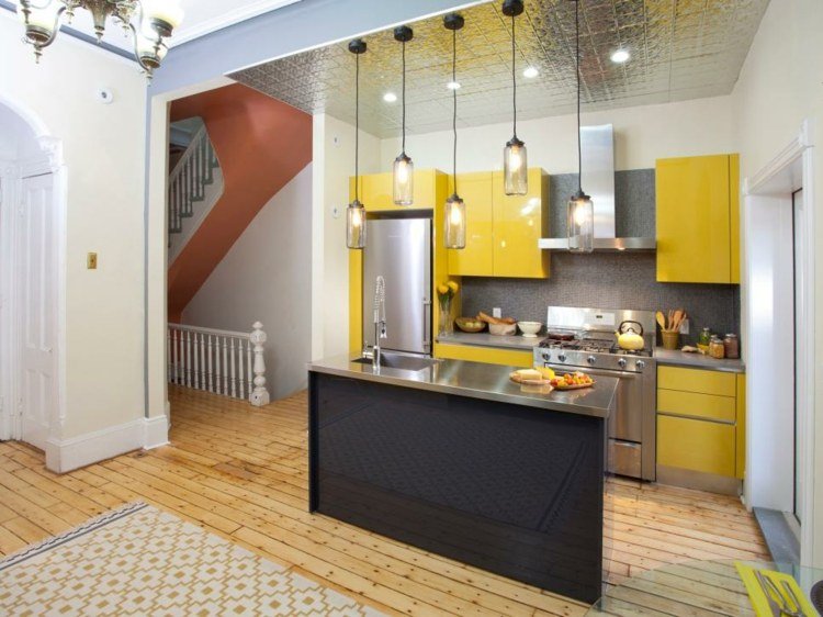 litet kök-öppet-kök-vardags-kök-gult-kök-ö-svart-taklampor