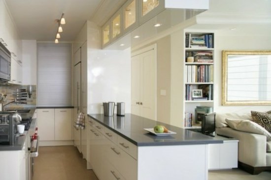 litet vitt köksskåp kök och vardagsrum