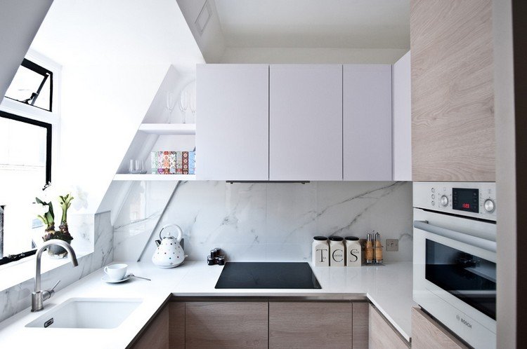 Sätt upp ett litet kök - sluttande tak - vita - fronter - marmor - bakvägg - träfronter