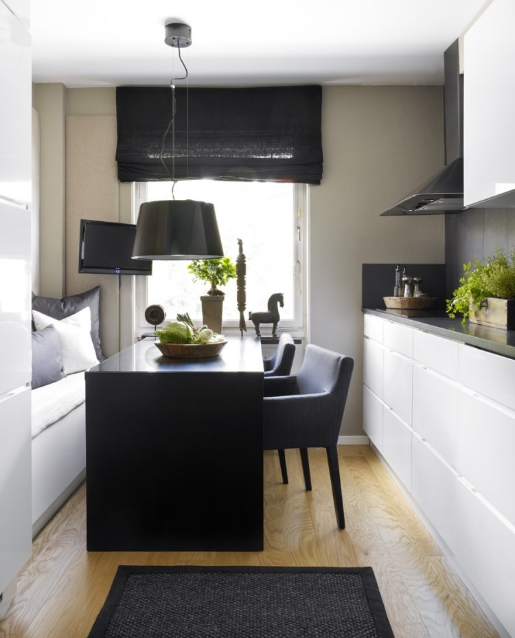 litet-kök-inredning-modern-svart-vit-trägolv-minimalistisk