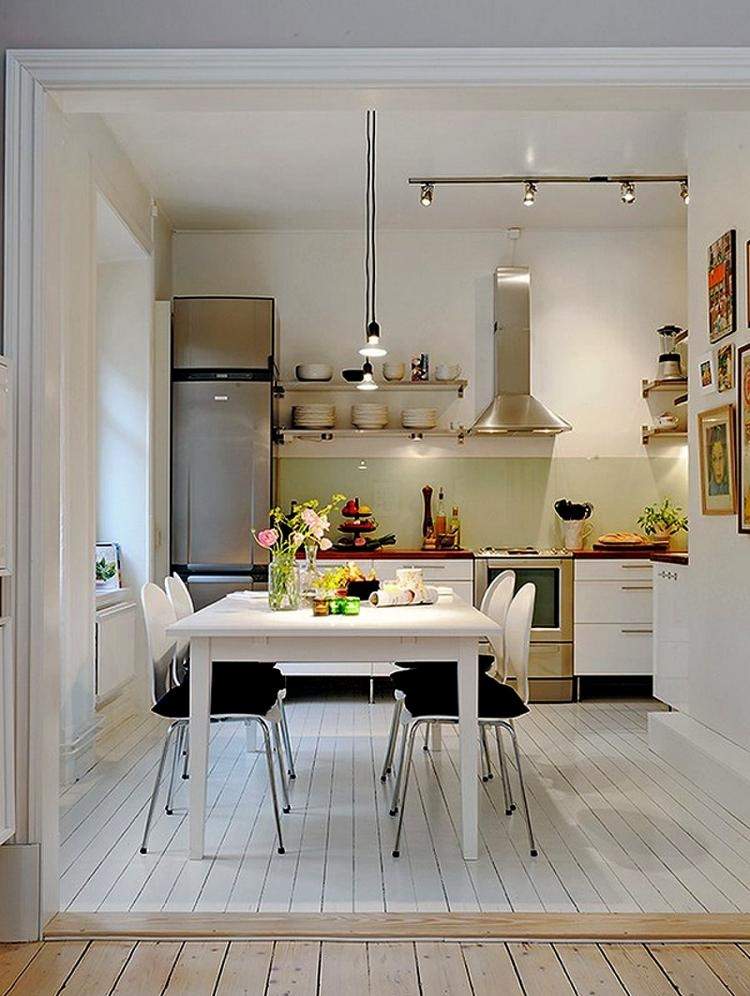 litet-kök-uppsättning-vitt-modernt-matbord-öppet-golv-bräda-vitt