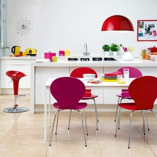 rosa-stolar-hängande-ljus-litet-kök