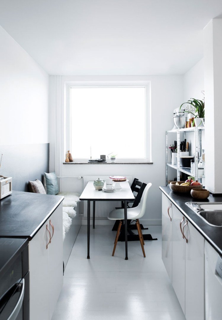 litet-kök-matplats-svart-vit-minimalistisk-skandinavisk-bord-stolar