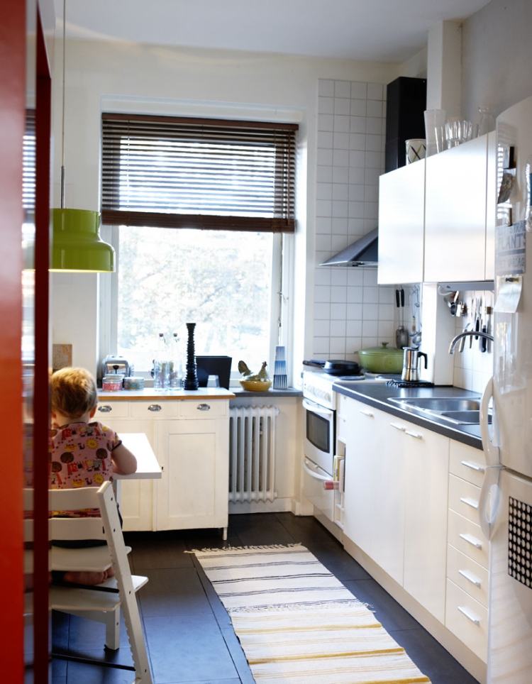 litet-kök-matplats-vit-vanlig-enkel-funktionell-liten lägenhet