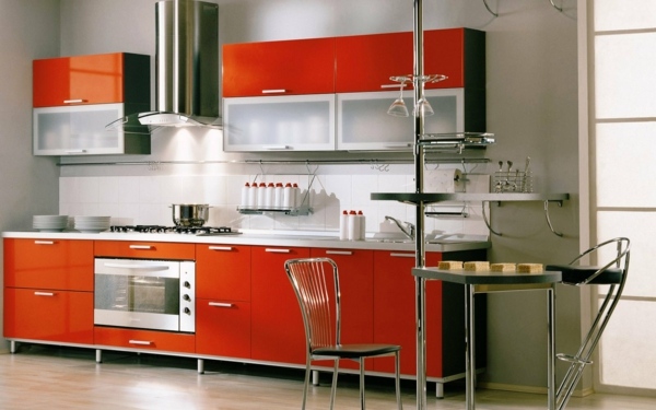 modernt-kök-i-rött-metall-ben-bord-och-stolar