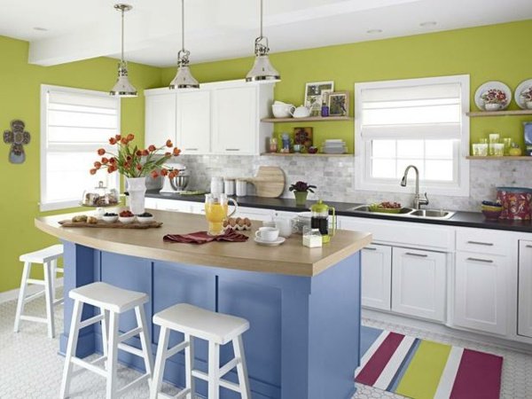 grön-vägg-blå-möbler-vit-kök-möbler