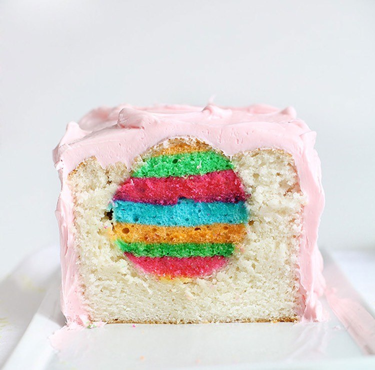 liten-påsk-överraskning-gör-det-själv-föräldrar-överraskning-inuti-tårta-regnbåge-påskägg