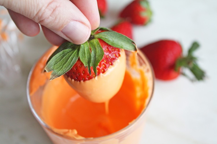liten påsk-överraskning-gör-själv-jordgubbe-apelsin-toppning