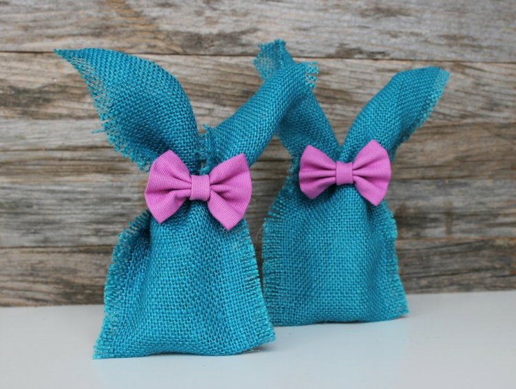 Påskgåvor-tinker-kanin-väska-tyg-present-inslagning-blå-jute-band-rosa