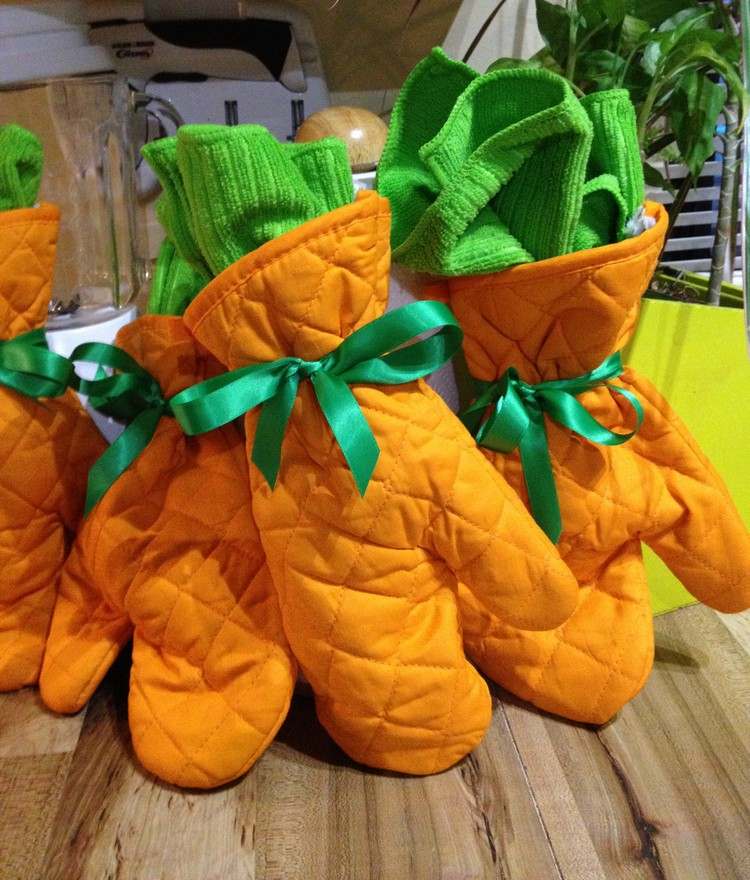 Påsk-gåvor-pyssel-orange-färgade-ugn-handskar-gröna-handdukar-morötter