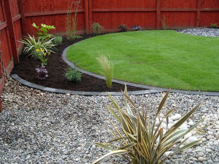 lättskötta idéer modern trädgård design rund gräsmatta konstgräs