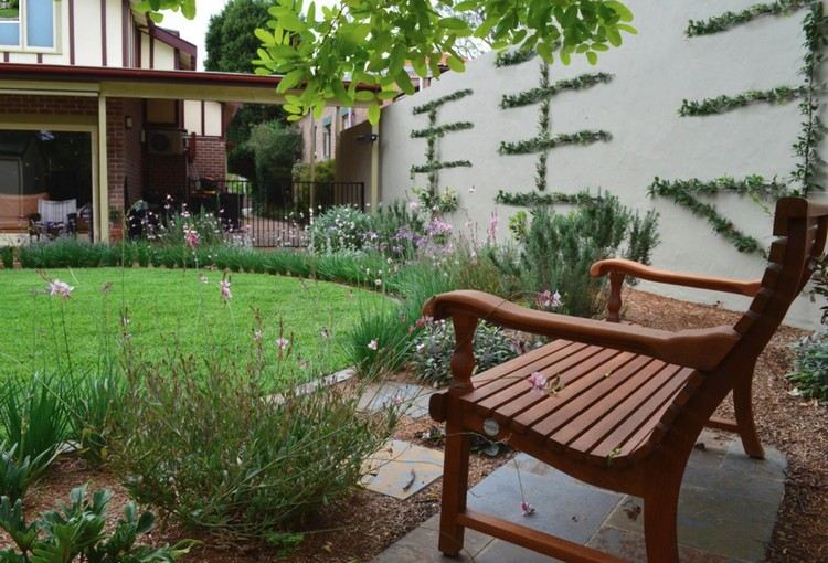 Skapa en rund gräsmatta i trädgårdens höjdpunkt