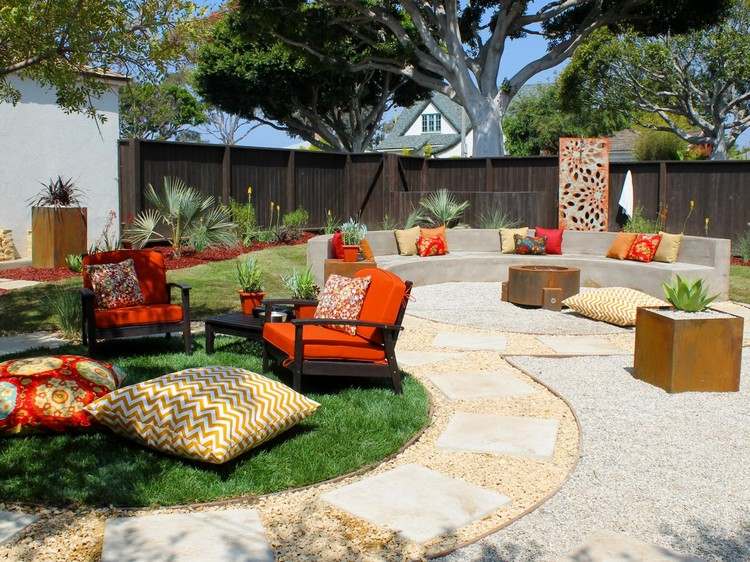 små gräsmattor i trädgården skapar idéer för sittplatser