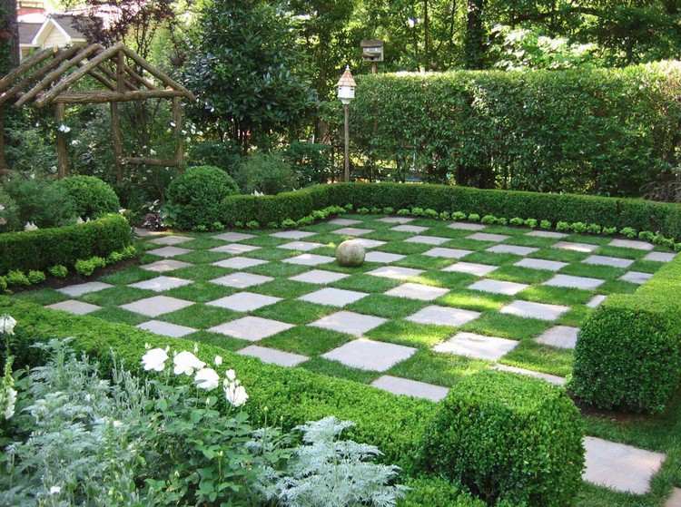 små gräsmattor designelement trädgårdsstenar schackbräda