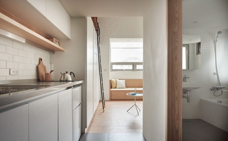 små-rum-inredning-ett-rum-lägenhet-kök-badrum-vitt trä