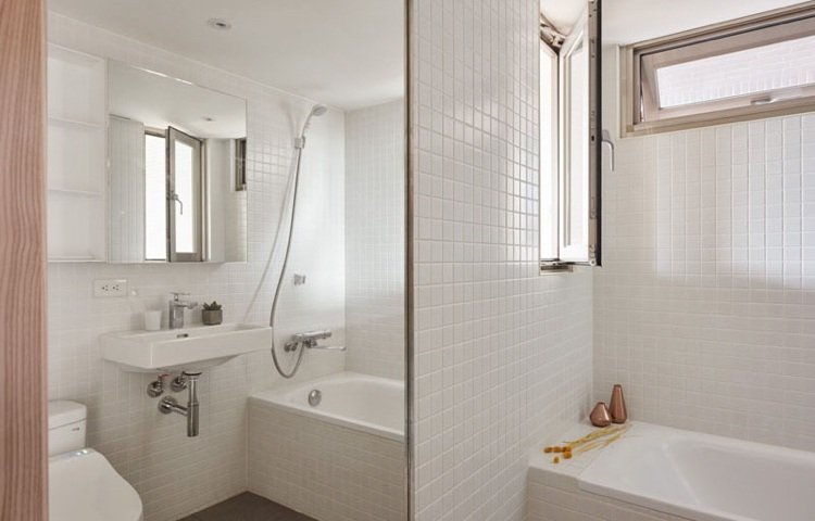små-rum-inredning-ett-rum-lägenhet-badrum-vita kakel