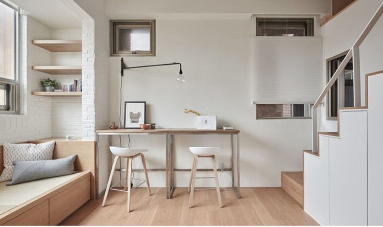 Inred små rum-ett-rums-lägenhet-arbetsplats-trä skrivbord