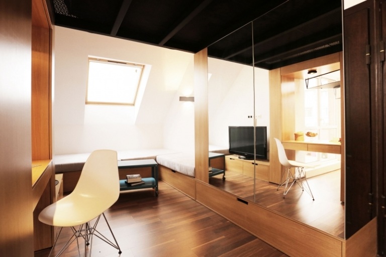 Inred små rum -moderna-minimalistiska-garderob-spegelfronter-laminat golv-sittplatser