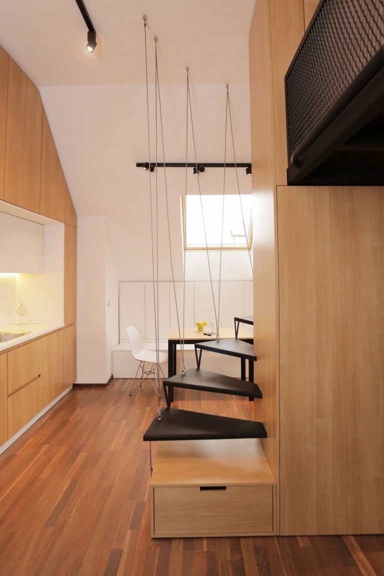 Inred små rum-spiraltrappa-trä skåp fronter-ett-rums lägenhet-takfönster