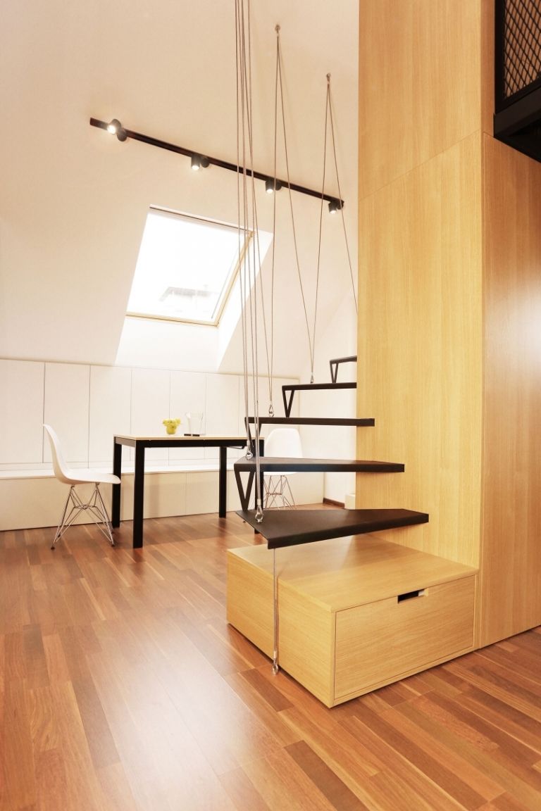 Små rum-inredning-laminat-golv-trappor-spiraltrappa-svart-stål-kabel-takfönster-laminat