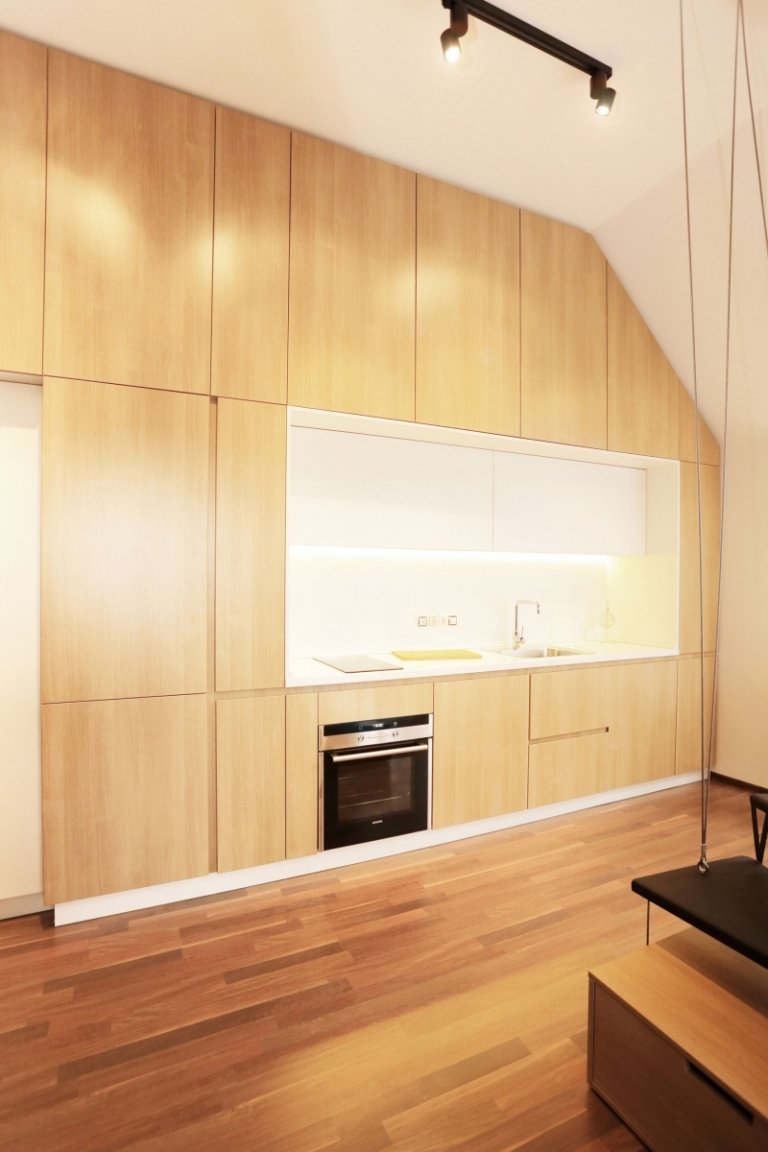 inredning-små-rum-kök-laminat-golv-skåp-handtag-ljus-minimalistisk-enkel