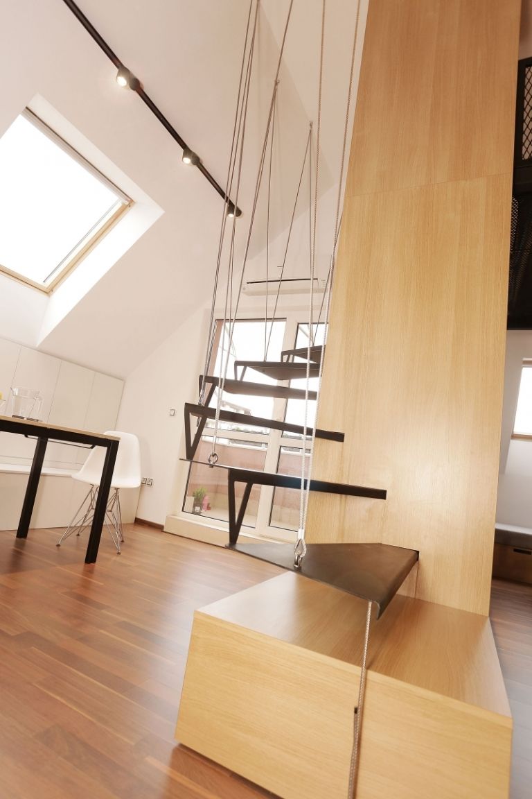 Inredning-små-rum-trätrappa-ett-rum-lägenhet-vind-mansard-laminerat golv