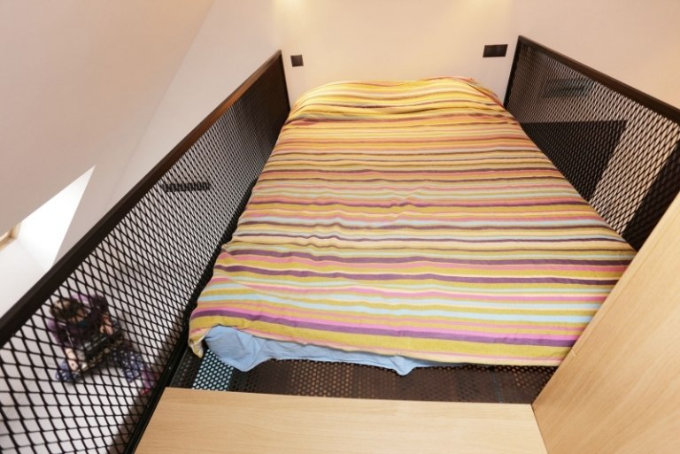 små-rum-inredning-sov-område-madrass-säng-gitter-mansard-ett-rums lägenhet