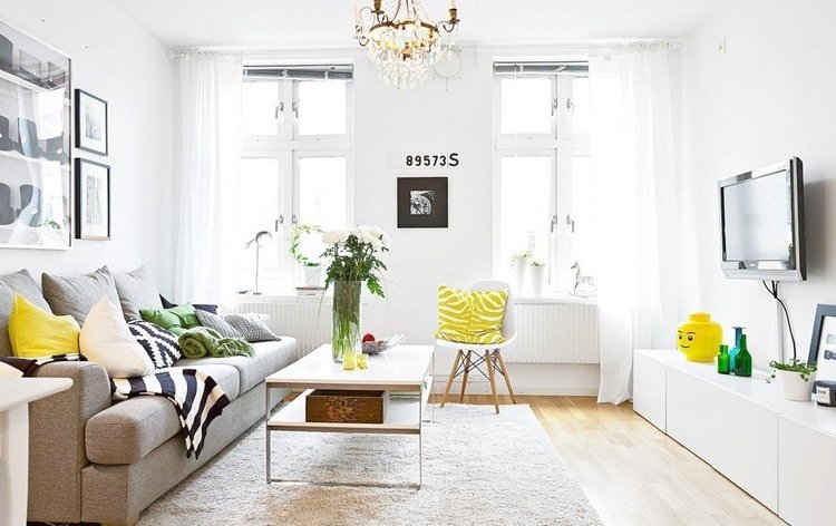 små-rum-färg-design-vardagsrum-vita-väggar-taupe-soffa-gula-accenter