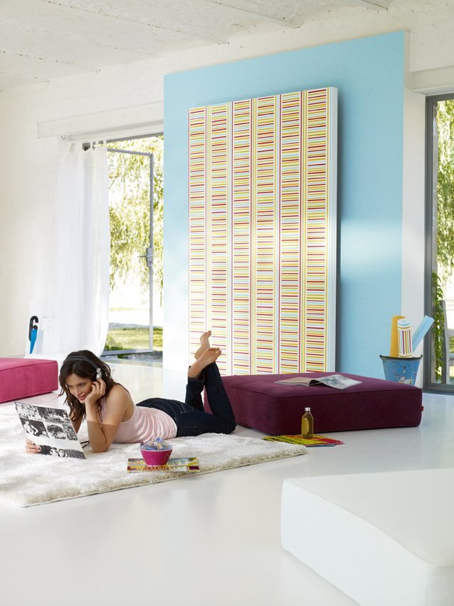 litet-rum-vägg-färg-pastell-blå-aqua-tapet-rand-mönster-färgglada