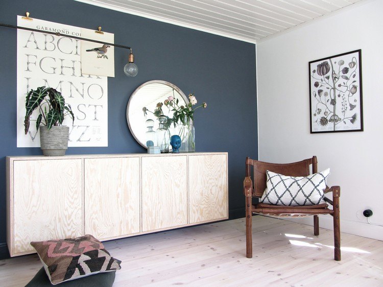 små rum-platsbesparande-möblering-vardagsrum-väggmonterat-skänk-trä