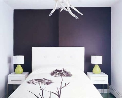 lila-accent-vägg-vita-möbler
