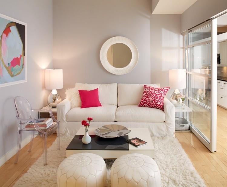Små soffor-vardagsrum-vita-möbler-ljusgrå-väggfärg