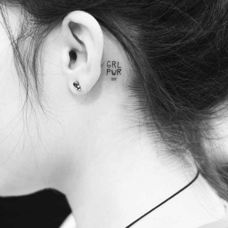 små tatueringsmotiv initialer bakom örat