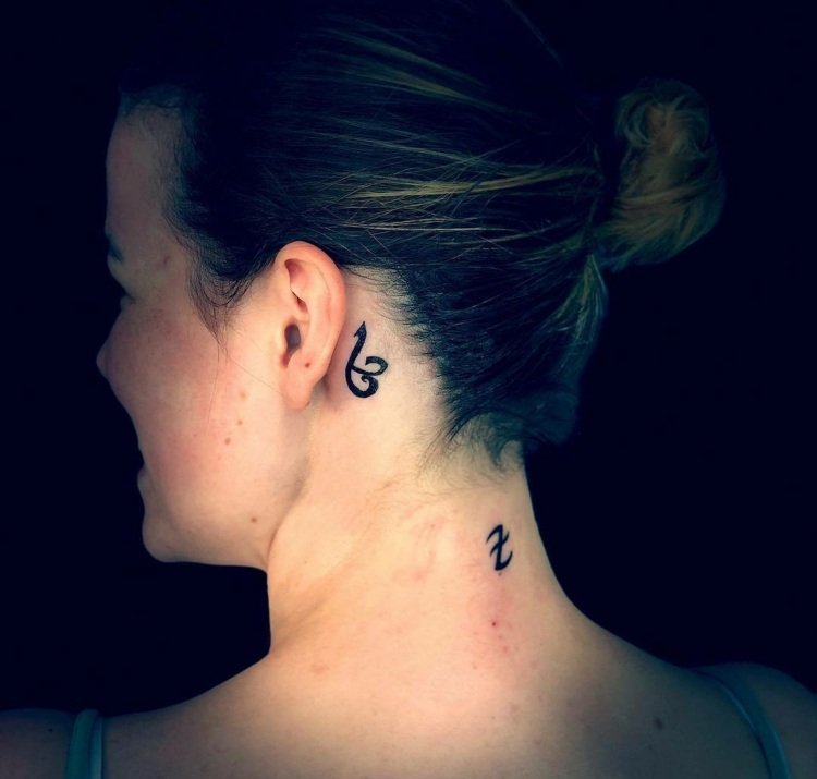 små tatueringsmotiv för initialerna bakom örat personliga kvinnor
