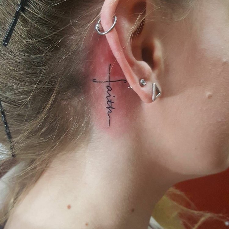 små tatueringsmotiv för bakom örat för kvinnor enkelt skrivande