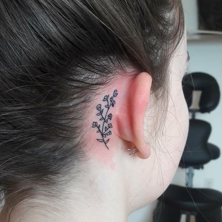 små tatueringsmotiv för bakom örat blommor rosor kvinna monokrom