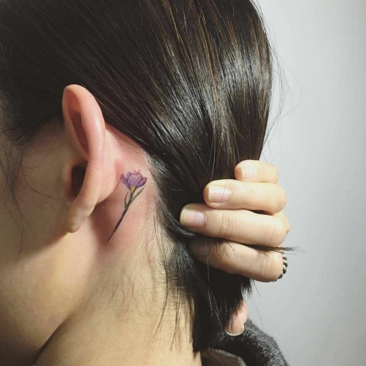 mini tatuering motiv blomma bakom örat färgade