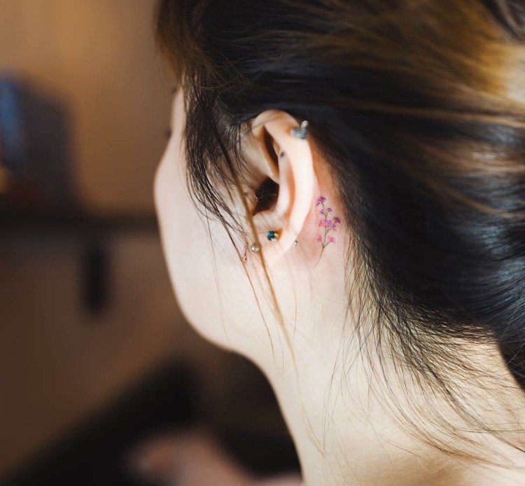 färgade blommor små tatueringsmotiv för bakom örat