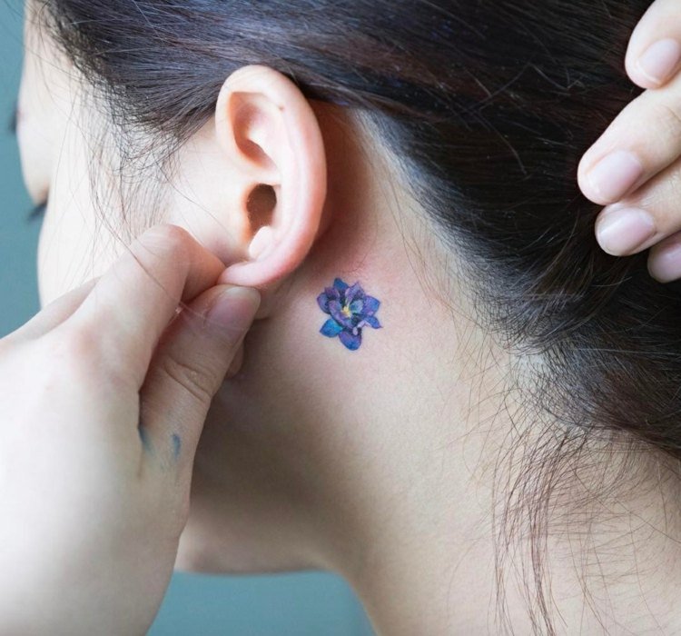 små tatueringsmotiv blommor blommar färgad blå lila kvinna