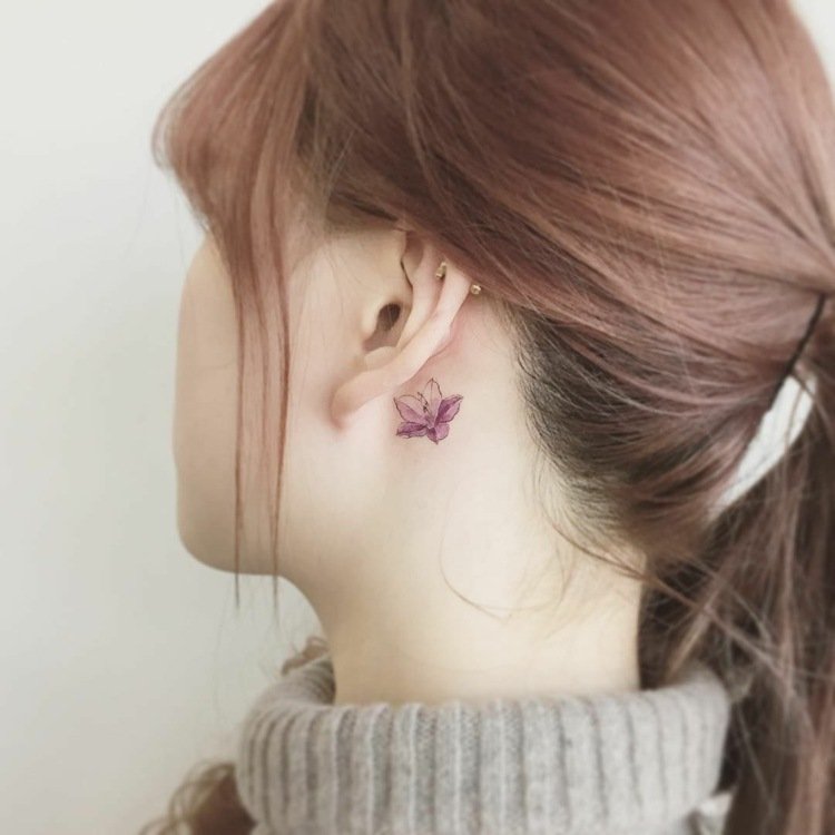 Blossom färgglada diskret feminina små tatueringsmotiv för bakom örat för kvinnor