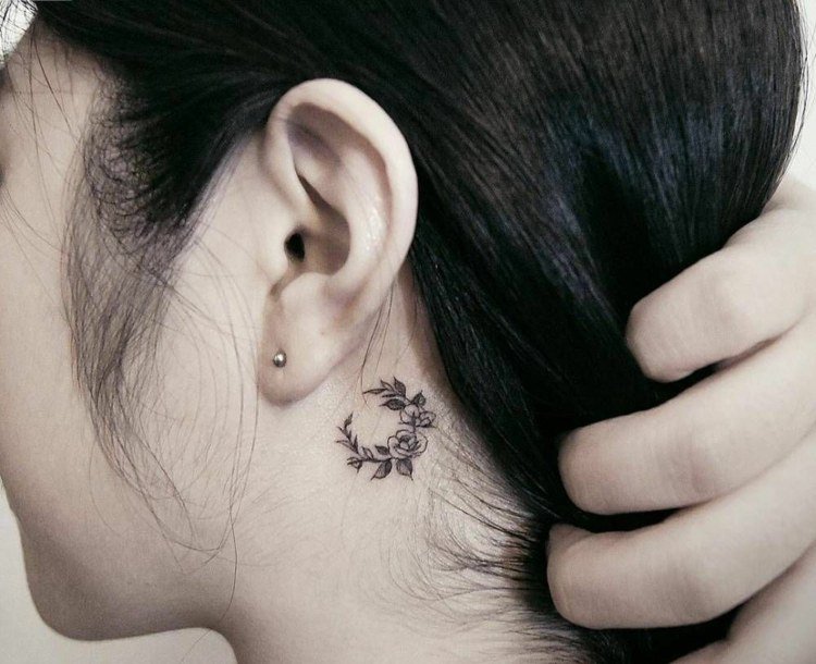 blommor halvmåne diskret svarta små tatueringsmotiv bakom örat