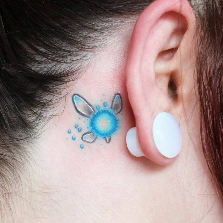 minifärgat tatueringsdesignmotiv blågrått vitt bakom örat