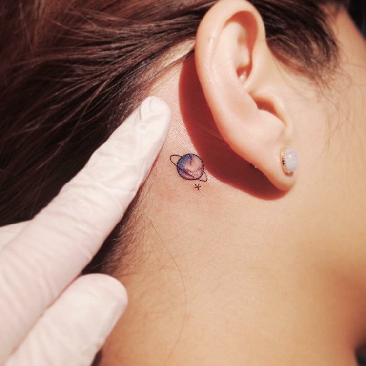bästa små tatueringsmotiv för bakom örat för kvinnor planet färgstarka
