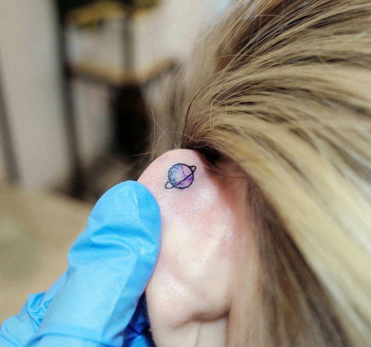 små tatueringsmotiv för kvinnor planet bakom örat färgat