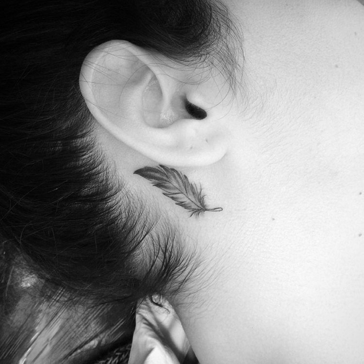 små tatueringsmotiv fjäder diskret kvinna svartvit
