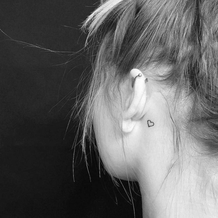 små tatueringsmotiv hjärtminimalist bakom örat