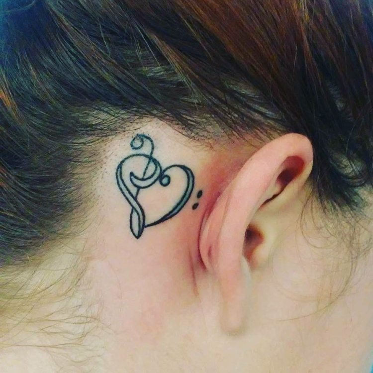 små tatueringsmotiv hjärtat filigran prickar utsmyckade bakom örat