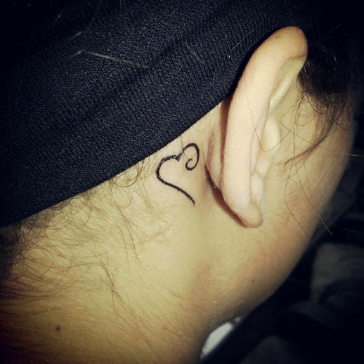 abstrakt illustration av hjärtat små tatueringsmotiv för bakom örat för kvinnor