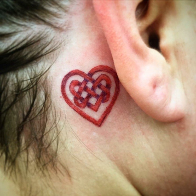små tatueringsmotiv hjärta kvinna röd