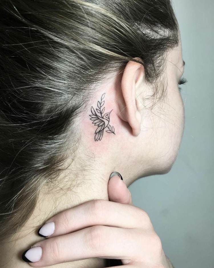 små tatueringsmotiv fåglar grenar bakom örat kvinnor